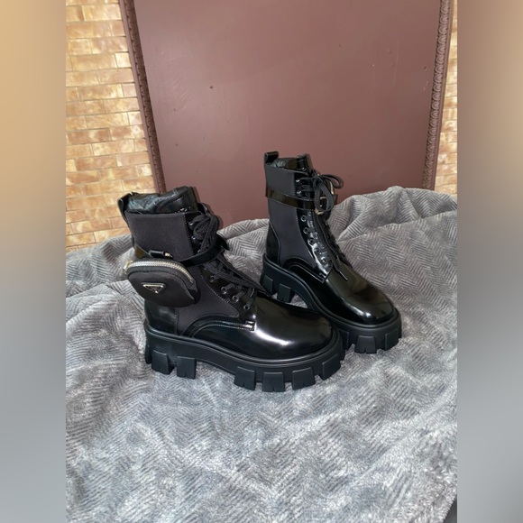 LEATHER PRADA BOOTS WITH POUCH ON THE SIDES ! - Picture 6 of 10